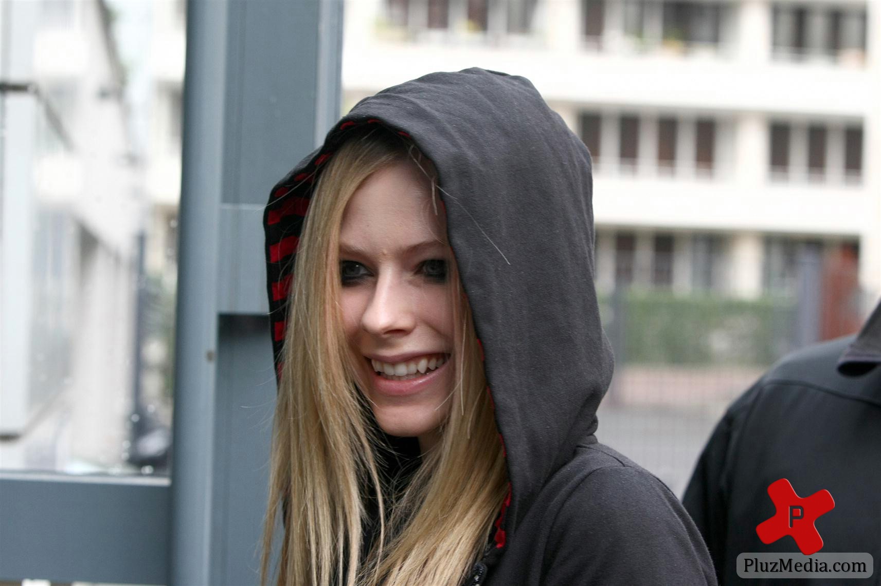 Avril Lavigne is all smiles as she leaves her Paris hotel photos | Picture 77886